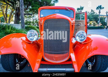 Fernandina Beach, FL - 18. Oktober 2014: Weitwinkel-Frontansicht eines 1932 Ford Model 18 deuce Coupés auf einer Oldtimer-Show in Fernandina Stockfoto