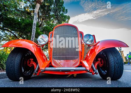 Fernandina Beach, FL - 18. Oktober 2014: Weitwinkel-Frontansicht eines 1932 Ford Model 18 deuce Coupés auf einer Oldtimer-Show in Fernandina Stockfoto