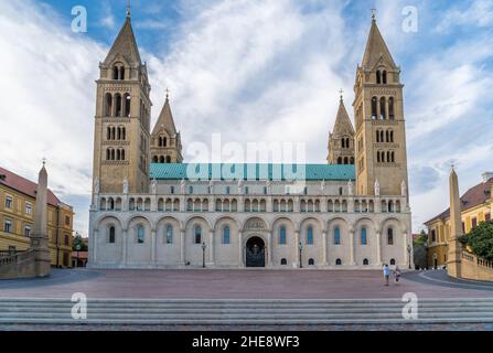 Neoromanische Stz. Peter und Paul's Cathedral Basilica in Pecs Ungarn, mit vier Türmen Stockfoto