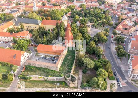 Luftaufnahme der mittelalterlichen Stadtmauer und des Bischofspalastes in der Innenstadt von Pecs Baranya County Ungarn Stockfoto