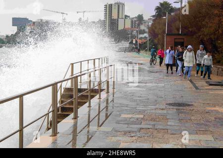 Cascais, Portugal. 3rd Januar 2022. Eine Welle stürzt auf einem Gehweg in der Nähe einiger Fußgänger an der Küste von Cascais ab.Portugal verzeichnete seit Beginn der Pandemie 1.577.784 Fälle und 19.071 Todesfälle im Zusammenhang mit covid-19, so das Bulletin der Gesundheitsdirektion (Foto: © Jorge Castellanos/SOPA Images via ZUMA Press Wire) Stockfoto