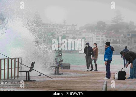 Cascais, Portugal. 3rd Januar 2022. In der Nähe der Schutzzone des Strandboulevards von Cascais führen Menschen Outdoor-Aktivitäten durch.Portugal verzeichnete seit Beginn der Pandemie 1.577.784 Fälle und 19.071 Todesfälle im Zusammenhang mit Covid-19, so das Bulletin der Gesundheitsdirektion (Bild: © Jorge Castellanos/SOPA Images via ZUMA Press Wire) Stockfoto