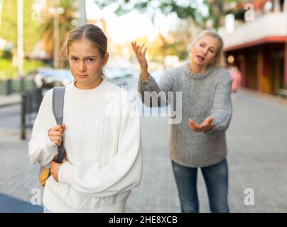 Verärgert Teenager-Mädchen auf der Straße der Stadt mit besorgt Mutter Vorwurf ihr Stockfoto