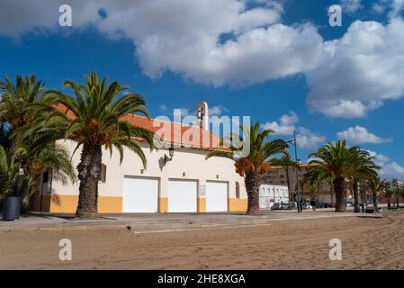 Playa de la Ermita, eine Bucht in Puerto de Mazarron, Region de Murcia, Costa Calida, Spanien. Mediterrane Meeresbucht. Die Kirche Ermita de Bahía befindet sich am Strand Stockfoto