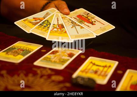 Okkulte mystische Tarot-Deck und alte Tarot-Karten auf dem Tisch für eine magische heidnische Ritual psychischen Schicksal Lesung - Konzept der übernatürlichen, Hexerei, Stockfoto