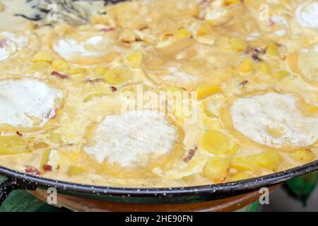 Frische Tartiflette, savoyische Spezialität in den französischen Alpen Stockfoto