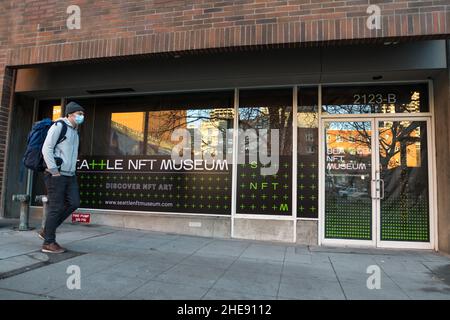 Seattle, USA. 9 Januar 2022. Eine Person, die am neuen NFT-Museum von Seattle im Viertel Belltown in der 2123-B 1st Ave. Vorbeikommt. Das neue digitale Museum soll am 14th. Januar nördlich der Innenstadt eröffnet werden. Nicht-fungible Token-digitale Kunst hat im vergangenen Jahr erheblich zugenommen, einige Stücke verkaufen sich für Millionen von Dollar. Quelle: James Anderson/Alamy Live News Stockfoto