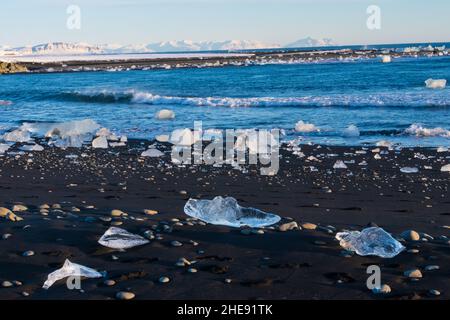 Schmelzende Eisberge vom Vatnajokull-Gletscher funkeln wie Diamanten am Diamond Beach Stockfoto