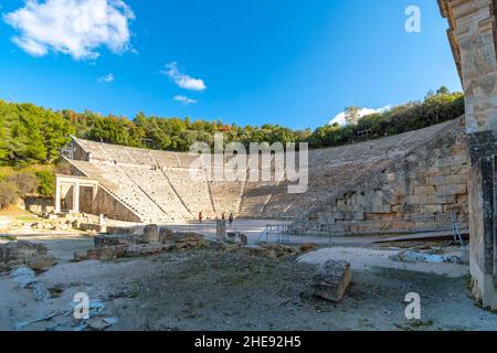 Das antike Theater in Epidaurus, eine griechische Stätte aus dem 4th. Jahrhundert v. Chr., die zum Asklepieion gehört, einem Heilzentrum im antiken Griechenland. Stockfoto