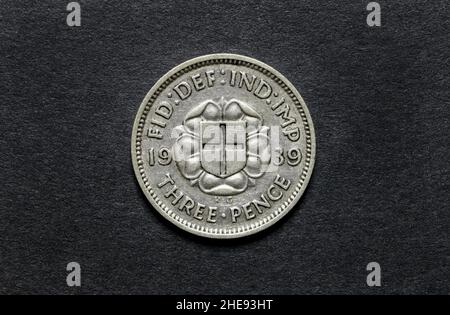 Britische 1939 George VI Silberdreiefenmünze Stockfoto