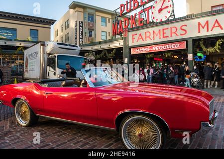 Seattle, USA. 9 Januar 2022. Eine Lowrider-Gruppe taetup auf dem Pike Place Market, während Touristen und Einheimische spät am Tag Fotos machen. Oldtimer-Gruppen nutzen den Mangel an Menschen in der Innenstadt, um ihre Oldtimer durch die Stadt zu fahren und Fotos zu machen. Quelle: James Anderson/Alamy Live News Stockfoto