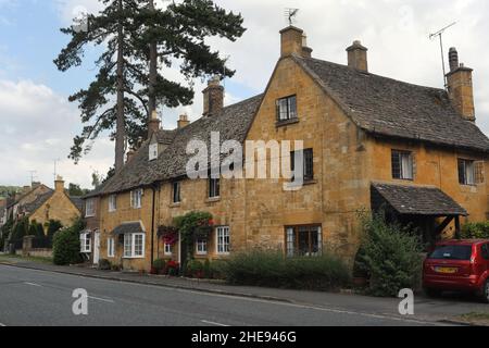 Häuser Steinhütten in Broadway in Worcestershire Cotswold Village England Stockfoto