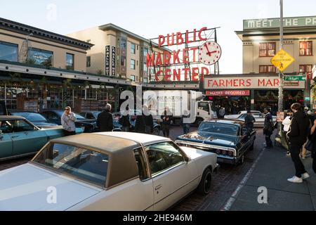 Seattle, USA. 9 Januar 2022. Eine Lowrider-Gruppe taetup auf dem Pike Place Market, während Touristen und Einheimische spät am Tag Fotos machen. Oldtimer-Gruppen nutzen den Mangel an Menschen in der Innenstadt, um ihre Oldtimer durch die Stadt zu fahren und Fotos zu machen. Quelle: James Anderson/Alamy Live News Stockfoto