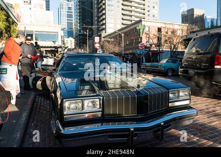 Seattle, USA. 9 Januar 2022. Eine Lowrider-Gruppe taetup auf dem Pike Place Market, während Touristen und Einheimische spät am Tag Fotos machen. Oldtimer-Gruppen nutzen den Mangel an Menschen in der Innenstadt, um ihre Oldtimer durch die Stadt zu fahren und Fotos zu machen. Quelle: James Anderson/Alamy Live News Stockfoto