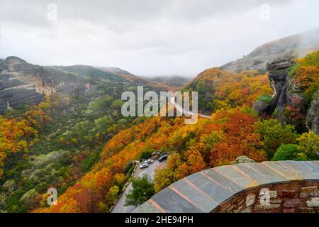 Blick vom Kloster St. Barbara oder Roussanou in Meteora, Griechenland unter nebligen, bewölkten Himmel mit Herbstfärbung der Blätter. Stockfoto