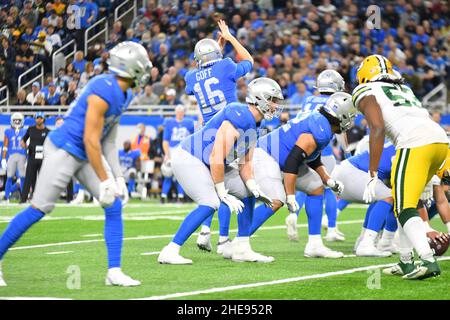 Detroit, USA. . 09th Januar 2022. DETROIT, MI - 9. JANUAR: Detroit Lions Quarterback (16) Jared Goff ruft eine Auszeit während des NFL-Spiels zwischen Green Bay Packers und Detroit Lions am 9. Januar 2022 im Ford Field in Detroit, MI (Foto von Allan Dranberg/CSM) Credit: CAL Sport Media/Alamy Live News Stockfoto