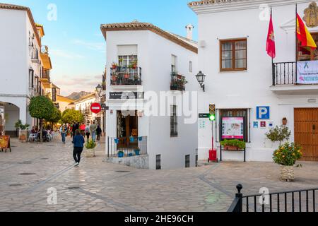 Der Hauptplatz der Stadt im Bergdorf Zahara de la Sierra, einem der weißen Dörfer in der südspanischen Region Málaga, Cádiz und Sevilla Stockfoto