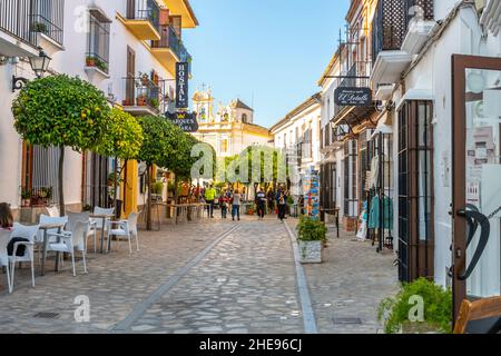 Der Hauptplatz der Stadt im Bergdorf Zahara de la Sierra, einem der weißen Dörfer in der südspanischen Region Málaga, Cádiz und Sevilla Stockfoto