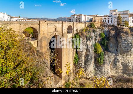 Die Puente Nuevo, die alte Steinbrücke über die Schlucht El Tajo in der Bergstadt Ronda, der Provinz Málaga im Süden Spaniens. Stockfoto