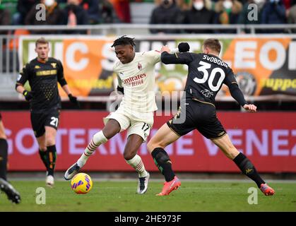 Venedig, Italien. 9th Januar 2022. Rafael Leao (L) des AC Mailand steht mit dem Venezia Michael Svoboda während eines Fußballspiels der Serie A zwischen dem AC Mailand und Venedig in Venedig, Italien, am 9. Januar 2022, im Spiel. Quelle: Str/Xinhua/Alamy Live News Stockfoto