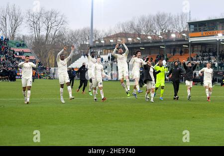 Venedig, Italien. 9th Januar 2022. Die Spieler des AC Mailand feiern am 9. Januar 2022 am Ende eines Fußballspiels der Serie A zwischen dem AC Mailand und Venedig in Venedig, Italien. Quelle: Str/Xinhua/Alamy Live News Stockfoto