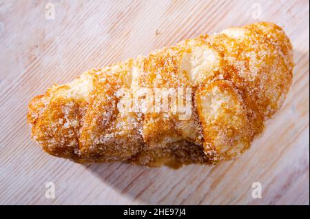 Katalanisches süßes Brötchen mit Puderzucker und Zucker. Stockfoto