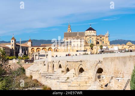 Die große Moschee von Córdoba oder Mezquita von der römischen Brücke entlang des Guadalquivir-Flusses in Cordoba, Spanien. Stockfoto