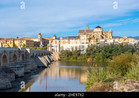 Die große Moschee von Córdoba oder Mezquita von der römischen Brücke entlang des Guadalquivir-Flusses in Cordoba, Spanien. Stockfoto