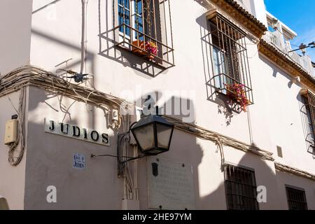 Der Straßeneingang zum Judería de Córdoba oder dem jüdischen Viertel im historischen Zentrum von Cordoba, Spanien. Stockfoto