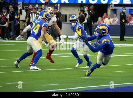 Inglewood, Usa. 09th Januar 2022. RAMS Jalen Ramsey fängt am Sonntag, den 9. Januar 2022 in Inglewood, Kalifornien, den Pass des vierten Quartals gegen den 49ers im SoFi Stadium ab. Die Niners besiegten die Rams 27-24. Foto von Jon SooHoo/UPI Credit: UPI/Alamy Live News Stockfoto