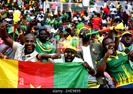 Yaounde, Kamerun. 9th Januar 2022. Kamerunfans jubeln während der Gruppe Für das Team Ein Fußballspiel zwischen Kamerun und Burkina Faso beim Afrika-Cup der Nationen im Olembe-Stadion in Yaounde, Kamerun, 9. Januar 2022. Quelle: Kepseus/Xinhua/Alamy Live News Stockfoto