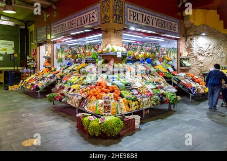 Ein Stand mit frischen Produkten und Obst auf dem Triana Markt in Sevilla, Spanien Stockfoto