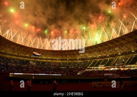 Yaounde, Kamerun. 9th Januar 2022. Das Feuerwerk geht los, nachdem Kamerun beim Afrika-Cup der Nationen im Olembe-Stadion in Yaounde, Kamerun, am 9. Januar 2022 das Gruppenfußballspiel Zwischen Kamerun und Burkina Faso gewonnen hat. Quelle: Kepseus/Xinhua/Alamy Live News Stockfoto