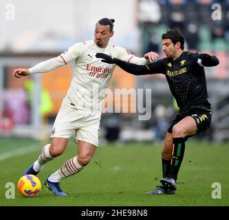 Venedig, Italien. 9th Januar 2022. Zlatan Ibrahimovic (L) von AC Milan steht mit dem Venezia-Fußballspieler Pietro Ceccaroni während ihres Fußballspiels in der Serie A am 9. Januar 2022 in Venedig, Italien, auf dem Spiel. Quelle: Str/Xinhua/Alamy Live News Stockfoto