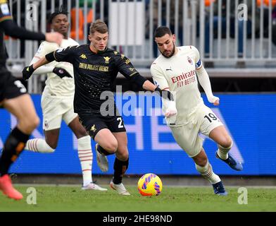 Venedig, Italien. 9th Januar 2022. Theo Hernandez (R) von AC Mailand spielt mit Michael Cuisance von Venezia während ihres Fußballspiels in der Serie A am 9. Januar 2022 in Venedig, Italien. Quelle: Str/Xinhua/Alamy Live News Stockfoto