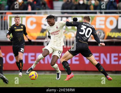 Venedig, Italien. 9th Januar 2022. Rafael Leao (L) von AC Mailand steht mit dem Venezia Michael Svoboda während ihres Fußballspiels in der Serie A am 9. Januar 2022 in Venedig, Italien, auf dem Spiel. Quelle: Str/Xinhua/Alamy Live News Stockfoto