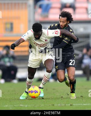 Venedig, Italien. 9th Januar 2022. Tiemoue Bakayoko (L) von AC Mailand steht während des Fußballspiels der Serie A in Venedig, Italien, am 9. Januar 2022, mit Gianluca Busio von Venezia auf dem Spiel. Quelle: Str/Xinhua/Alamy Live News Stockfoto