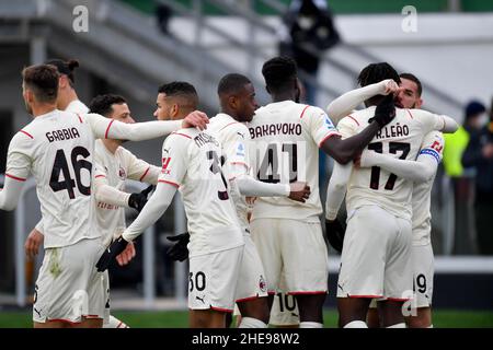 Venedig, Italien. 9th Januar 2022. Theo Hernandez (1st R) von AC Mailand feiert sein Tor mit seinen Teamkollegen während eines Fußballspiels der Serie A zwischen dem AC Mailand und Venedig in Venedig, Italien, am 9. Januar 2022. Quelle: Str/Xinhua/Alamy Live News Stockfoto