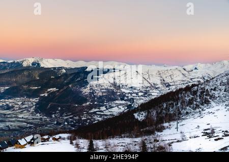 Blick auf die Berge von Saint Lary Soulan, Frankreich unter dem Schnee im Winter Stockfoto