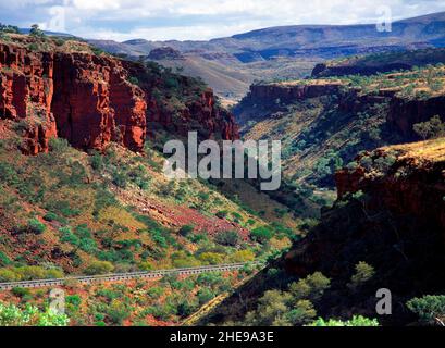 Great Northern Highway, der durch die Munjini Gorge, Pilbara, Nordwestaustralien, führt Stockfoto