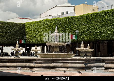 Neptun-Brunnen im Jardin Guerrero oder Guerrero-Garten im alten Kolonialabschnitt von Santiago de Queretaro, Bundesstaat Queretaro, Mexiko. Stockfoto