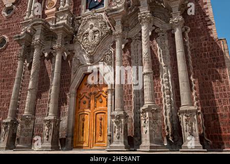 Das Oratorium von San Roancia Neri oder die Kathedrale von Queretaro auf dem Gründerplatz im alten Kolonialabschnitt von Santiago de Queretaro, Bundesstaat Queretaro, Mexiko. Stockfoto