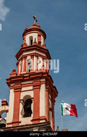 Kirchturm und Glockenturm der Kirche Parroquia de Santiago oder der Pfarrei Santiago Apostol im alten kolonialen Teil von Santiago de Queretaro, Bundesstaat Queretaro, Mexiko. Stockfoto