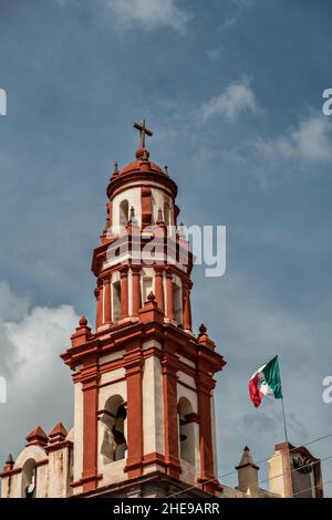 Kirchturm und Glockenturm der Kirche Parroquia de Santiago oder der Pfarrei Santiago Apostol im alten kolonialen Teil von Santiago de Queretaro, Bundesstaat Queretaro, Mexiko. Stockfoto