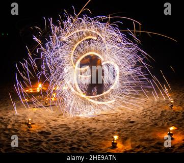 Feuershow am Strand bei Nacht in Phuket, Thailand Stockfoto