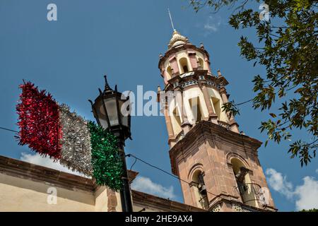 Der Kirchturm des Tempels von Santa Clara im alten kolonialen Teil von Santiago de Queretaro, Bundesstaat Queretaro, Mexiko. Stockfoto