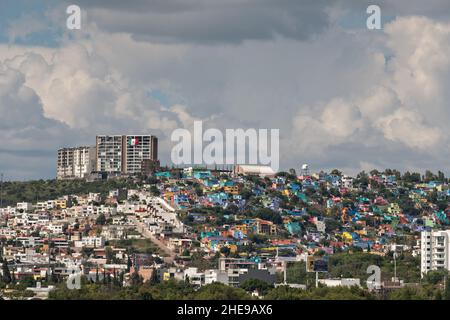 Blick auf die Skyline von Mirador de los Arcos in Santiago de Queretaro, Bundesstaat Queretaro, Mexiko. Stockfoto