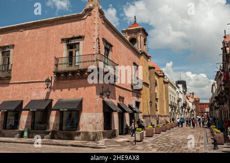 Geschäfte entlang der Francisco i Madero Straße am Founders Plaza im alten Kolonialabschnitt von Santiago de Queretaro, Bundesstaat Queretaro, Mexiko. Stockfoto