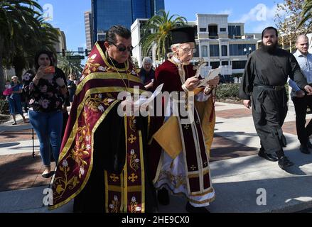 Orlando, Usa. 09th Januar 2022. Fr. John Hamatie (Mitte rechts) und andere Geistliche gehen zum Lake Eola für den jährlichen Epiphany Cross Dive der St. George Orthodoxen Kirche in der Innenstadt von Orlando. Die Feier ehrt die Taufe Jesu Christi und es heißt, dass die Person, die das Kreuz abholt, für den Rest des Jahres Glück erhalten wird. (Foto von Paul Hennessy/SOPA Images/Sipa USA) Quelle: SIPA USA/Alamy Live News Stockfoto