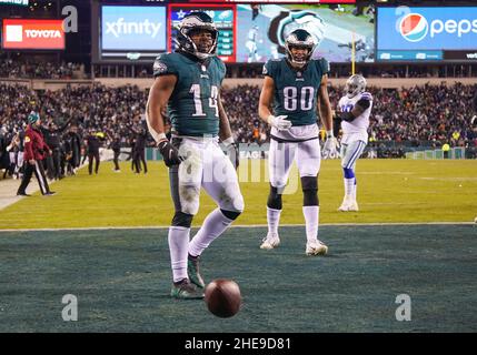 Philadelphia, Pennsylvania, USA. 8th Januar 2022. Philadelphia Eagles rannten Kenneth Gainwell (14) und Tiree Jackson (80) in der Endzone zurück, nachdem sie am 8. Januar 2022 im Lincoln Financial Field einen Touchdown gegen die Dallas Cowboys erzielt hatten. (Bild: © Debby Wong/ZUMA Press Wire) Stockfoto